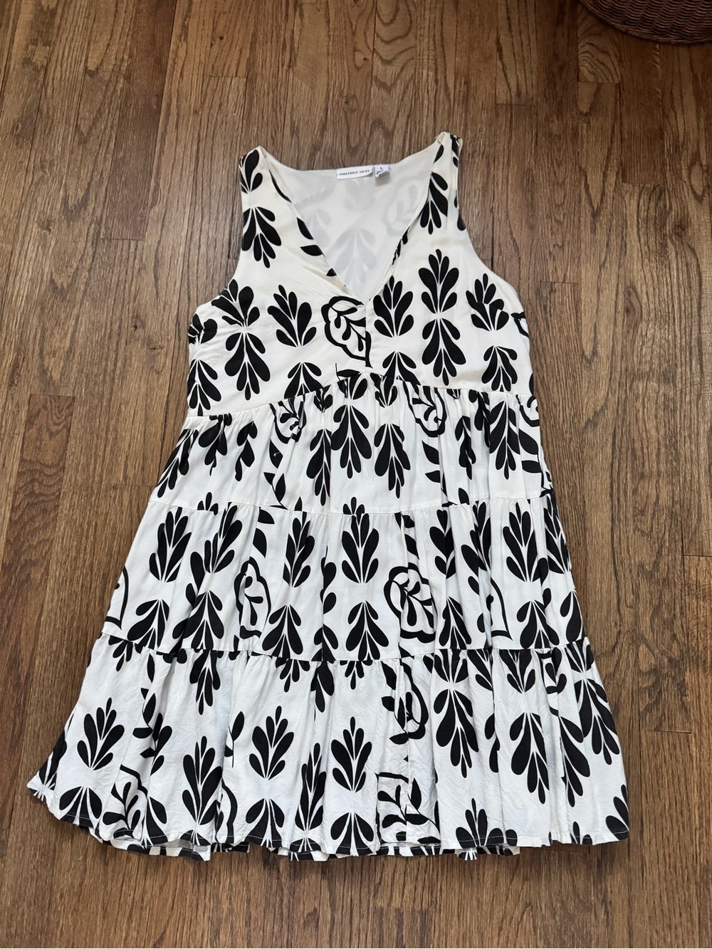 Black & White Patterned Sleeveless V-Neck Dress